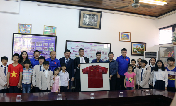 Lãnh đạo VFF, BHL ĐTQG Việt Nam thăm và giao lưu với các trẻ em làng SOS