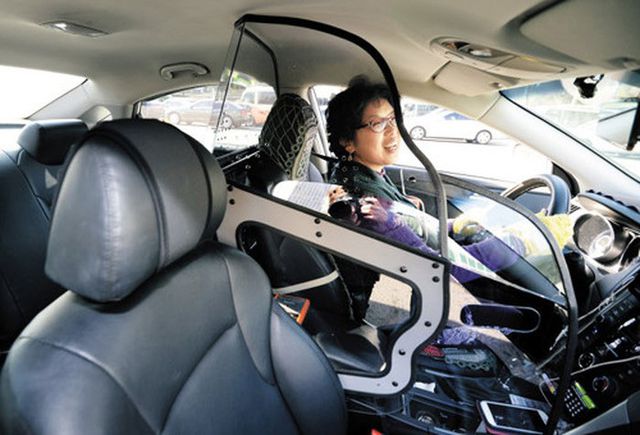 Lắp thêm khung cứng bảo vệ trong xe có bị xử phạt?